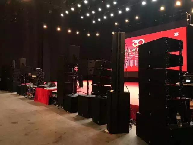 當今舞台美術中的水蜜桃黄色视频設備的運用