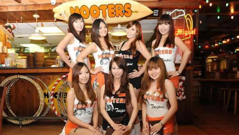 意大利Montarbo入駐性感的HOOTERS貓頭鷹餐廳