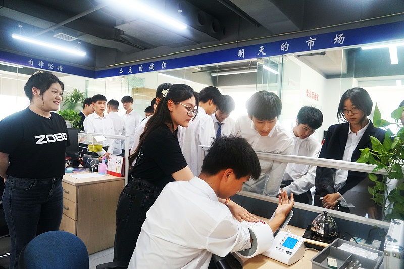 校企合作 走進職場 協同育人丨歡迎北京市經貿高級技術學校師生來北京高校職場體驗基地——ZOBO蜜桃AV无码在线观看參觀學習